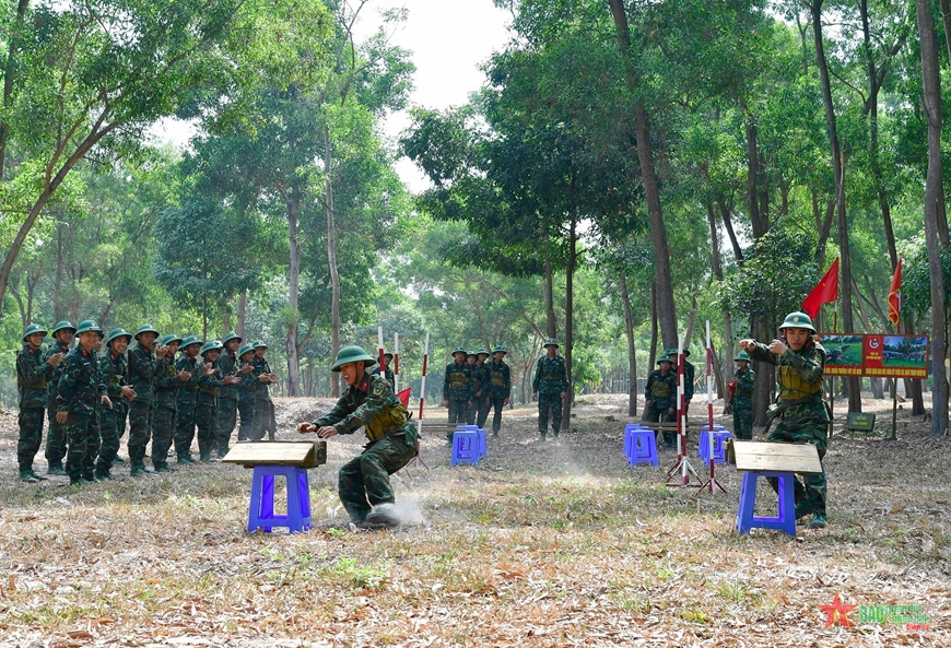  Cán bộ, chiến sĩ Tiểu đoàn 17, Sư đoàn 330 (Quân khu 9) vui chơi trên thao trường vào giờ giải lao. 