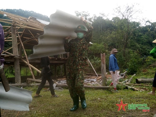 Bộ đội Biên phòng tỉnh Nghệ An giúp dân khắc phục hậu quả do lốc xoáy
