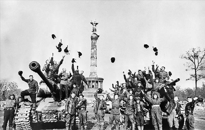 Các chiến sĩ Hồng quân Liên Xô vui mừng với chiến thắng tại Berlin, sào huyệt cuối cùng của phát xít Đức trong Chiến tranh Thế giới lần thứ hai, ngày 9-5-1945. Ảnh: Tư liệu quốc tế/TTXVN 
