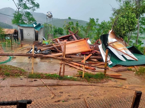 Mưa lớn, dông lốc làm tốc mái nhà dân, ngã đổ cột điện ở Nghệ An