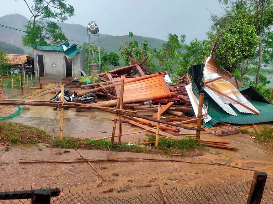 Chiều 7-5, trên địa bàn huyện Quế Phong bắt đầu có mưa và dông lốc khiến cho 1 nhà dân bị gió giật sập hoàn toàn. Ảnh: baonghean.vn