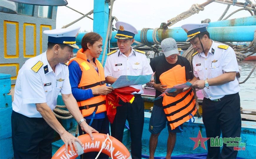 Đại diện Vùng 2 Hải quân tuyên truyền về chủ quyền biển, đảo cho ngư dân huyện Xuyên Mộc (Bà Rịa - Vũng Tàu). 