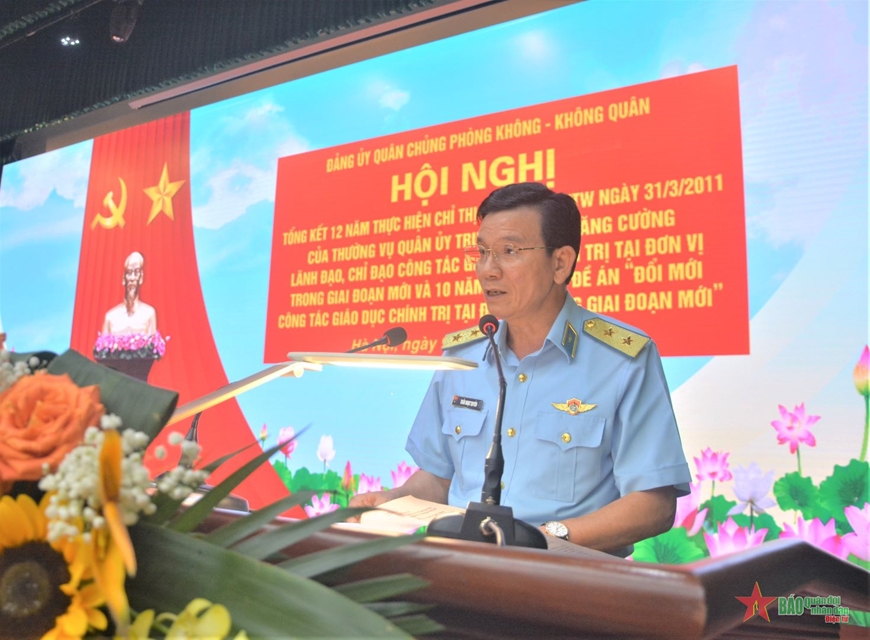 Trung tướng Trần Ngọc Quyến, Bí thư Đảng ủy, Chính ủy Quân chủng định hướng các nội dung thảo luận.