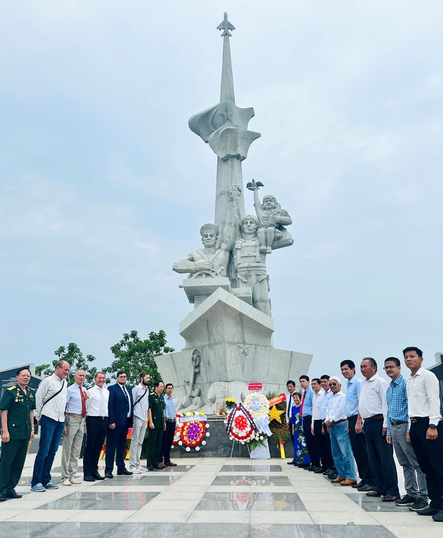  Các đại biểu chụp ảnh lưu niệm tại Tượng đài tưởng niệm quân nhân Liên Xô/Nga - Việt Nam. 