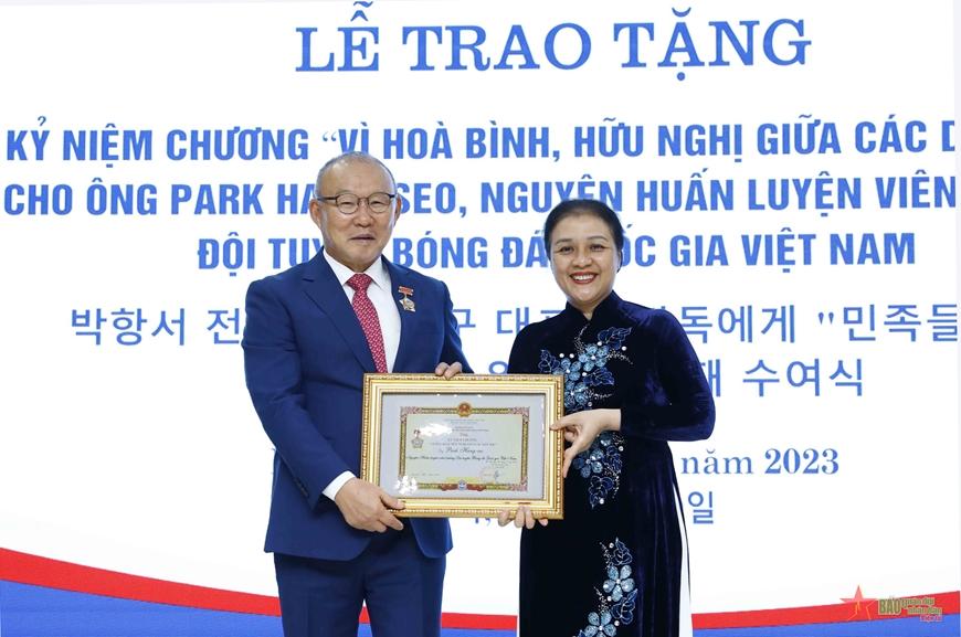  Chủ tịch VUFO Nguyễn Phương Nga trao kỷ niệm chương tặng ông Park Hang-seo.