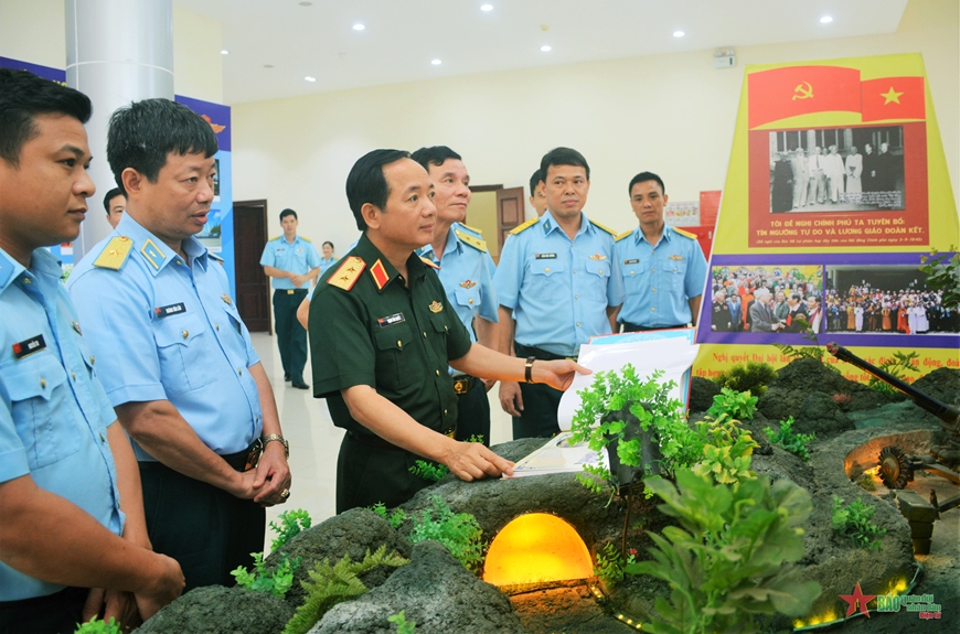 Trung tướng Trịnh Văn Quyết và các đại biểu tham quan trưng bày sản phẩm phục vụ công tác giáo dục chính trị của Quân chủng Phòng không-Không quân. 