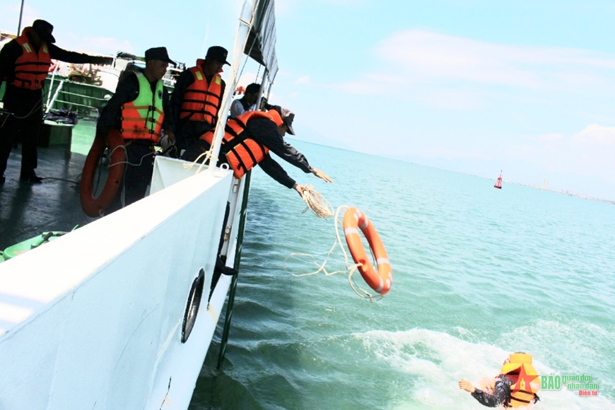  Thuyền viên thực hành quăng phao cứu người bị nạn trên biển.