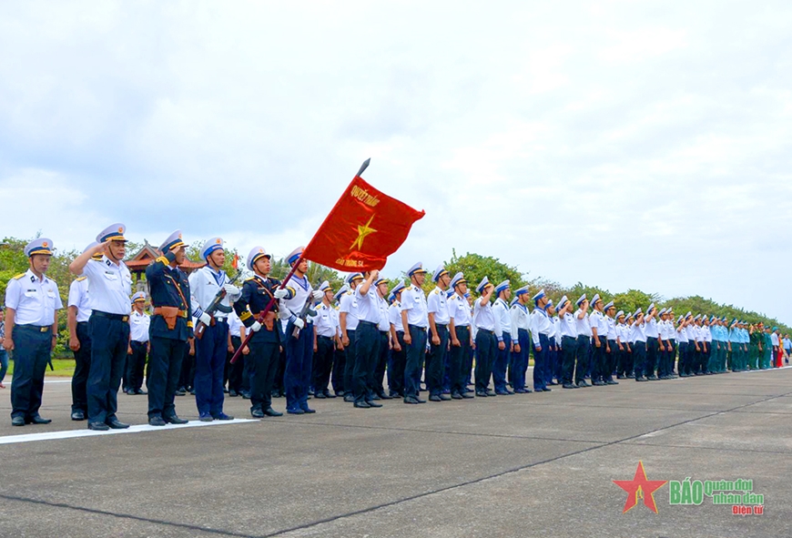 Lễ chào cờ của cán bộ, chiến sĩ đảo Trường Sa.