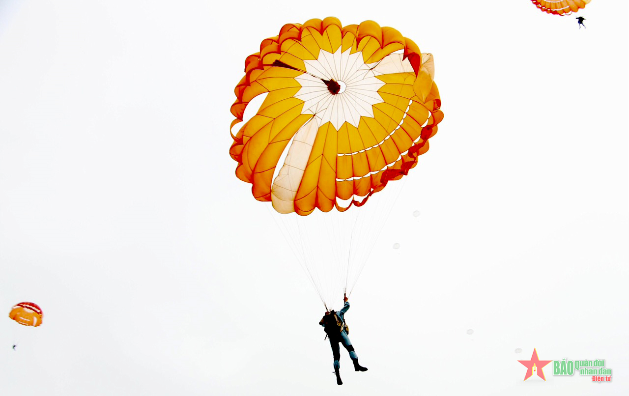 “Hoa nở” trên bầu trời