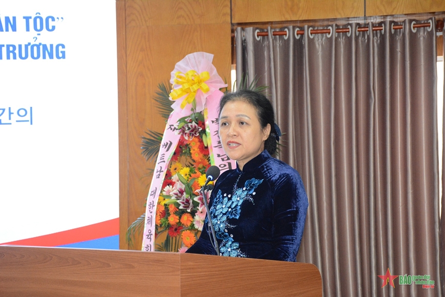 Chủ tịch VUFO Nguyễn Phương Nga phát biểu. 