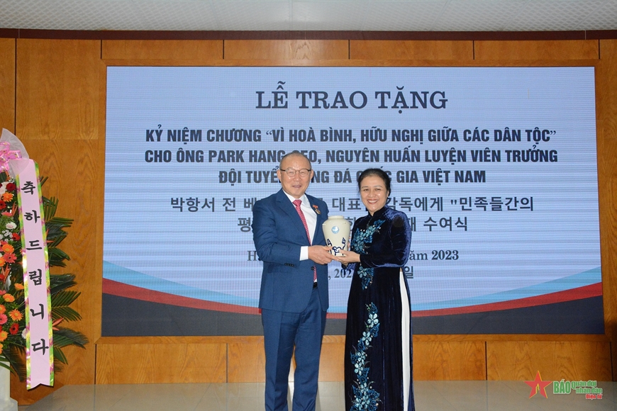Chủ tịch VUFO Nguyễn Phương Nga trao quà lưu niệm tặng nguyên Huấn luyện viên trưởng Đội tuyển bóng đá quốc gia Việt Nam. 