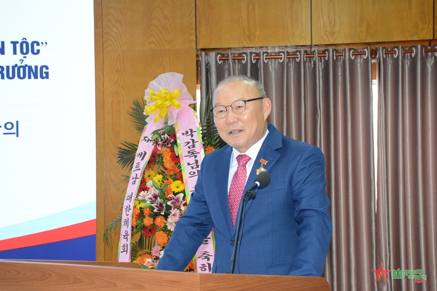 Ông Park Hang-seo bày tỏ xúc động khi nhận Kỷ niệm chương “Vì hòa bình, hữu nghị giữa các dân tộc”.