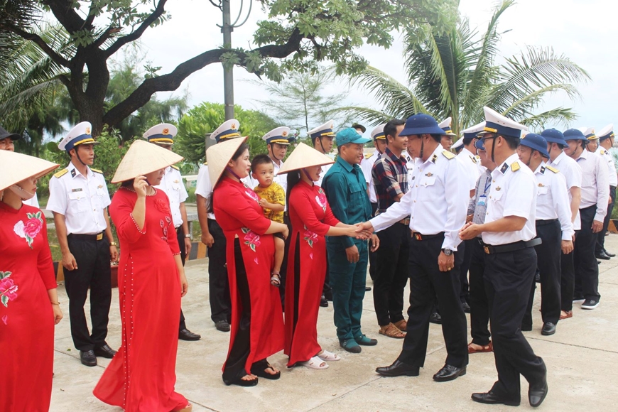 Quân dân đảo Sinh Tồn đón đoàn công tác. 