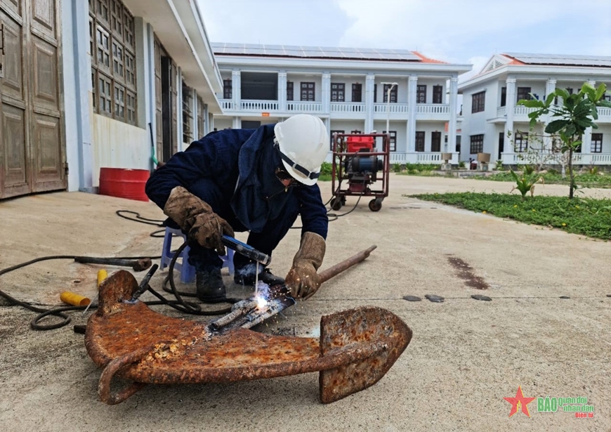 Nhân viên kỹ thuật Âu tàu Trường Sa, Hải đoàn 129 Hải quân sửa chữa neo bị gãy. 