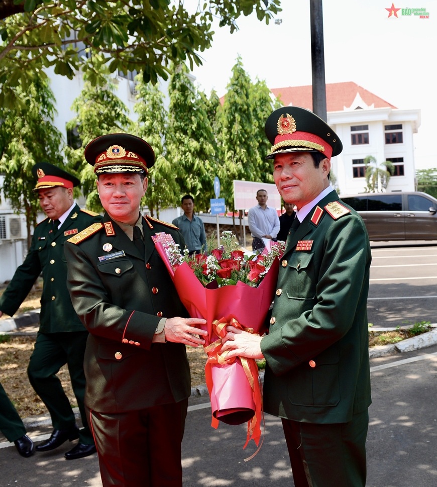 Thượng tướng Khamliang Outhakaysone chào đón Tổng Tham mưu trưởng QĐND Việt Nam Nguyễn Tân Cương.