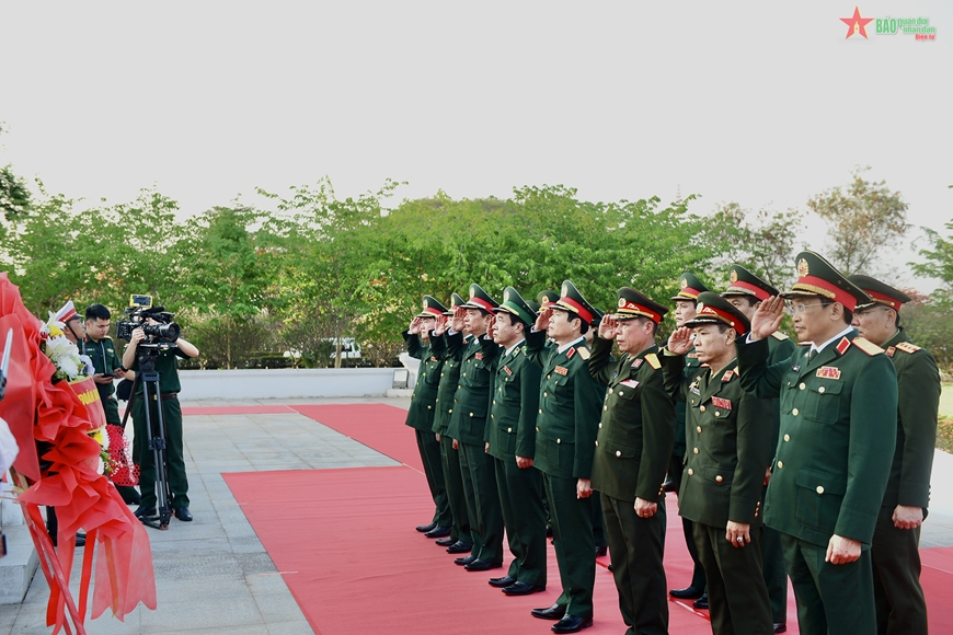 Thượng tướng Nguyễn Tân Cương và đoàn đại biểu quân sự cấp cao QĐND Việt Nam đặt vòng hoa tưởng niệm các Anh hùng liệt sĩ tại Đài tưởng niệm các anh hùng liệt sĩ tại Thủ đô Vientiane.