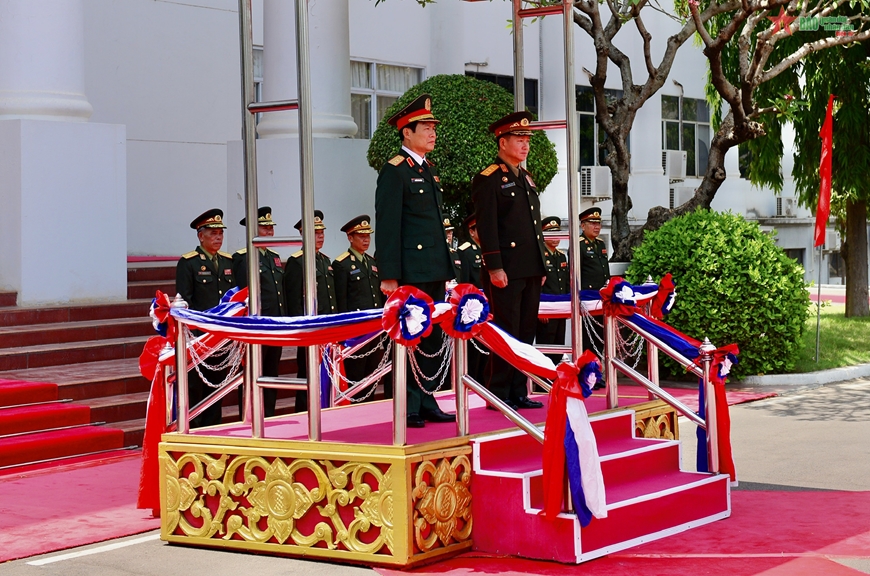 Thượng tướng Nguyễn Tân Cương trên bục danh dự tại lễ đón chính thức do đồng chí Tổng Tham mưu trưởng QĐND Lào chủ trì.