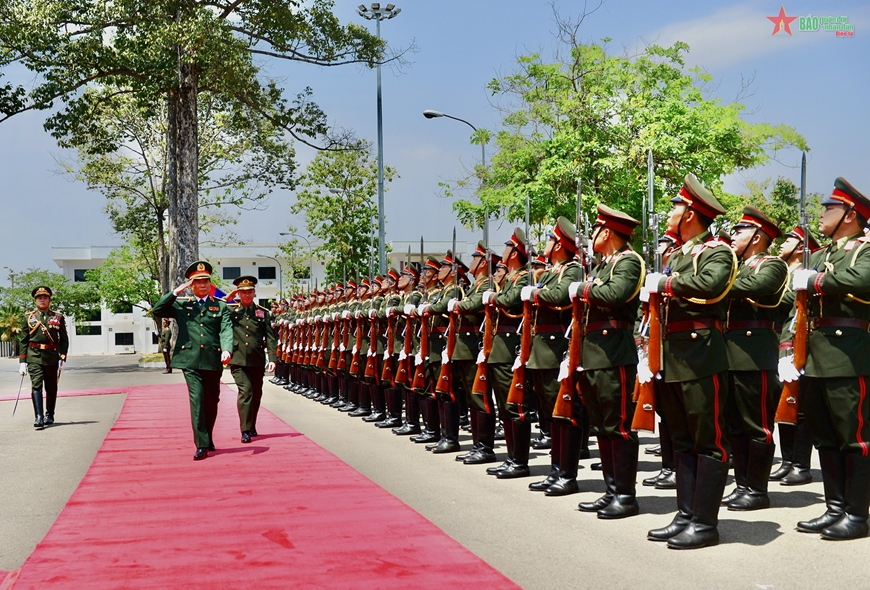 Tổng Tham mưu trưởng QĐND Việt Nam Nguyễn Tân Cương duyệt đội danh dự tại lễ đón chính thức. 