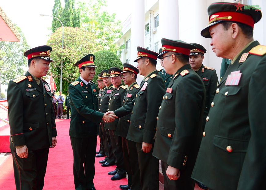 Thượng tướng Khamliang Outhakaysone giới thiệu với Tổng Tham mưu trưởng QĐND Việt Nam thành phần đón đoàn.
