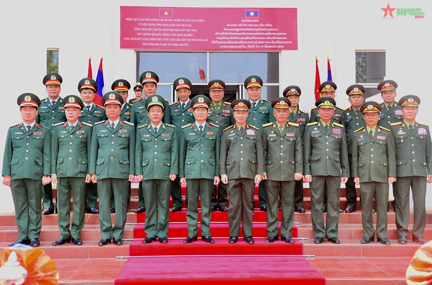 Thượng tướng Nguyễn Tân Cương và Thượng tướng Khamliang Outhakaysone cùng các đại biểu tại lễ đón.