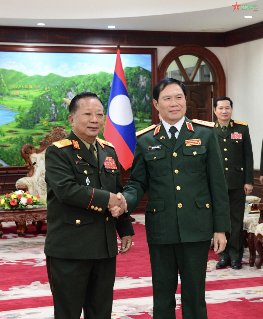 Đại tướng Chansamone Chanyalath chào đón Thượng tướng Nguyễn Tân Cương.