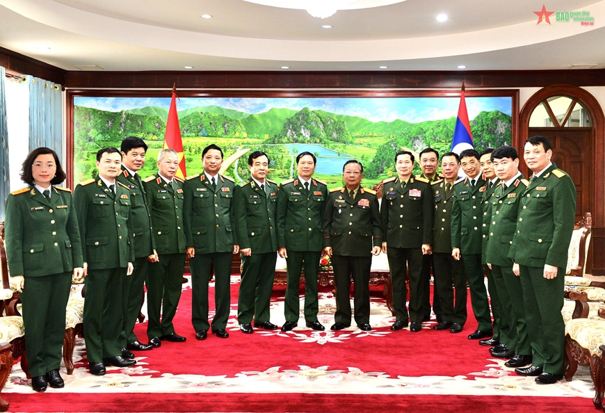 Đại tướng Chansamone Chanyalath, Thượng tướng Nguyễn Tân Cương và các đại biểu tại buổi tiếp.
