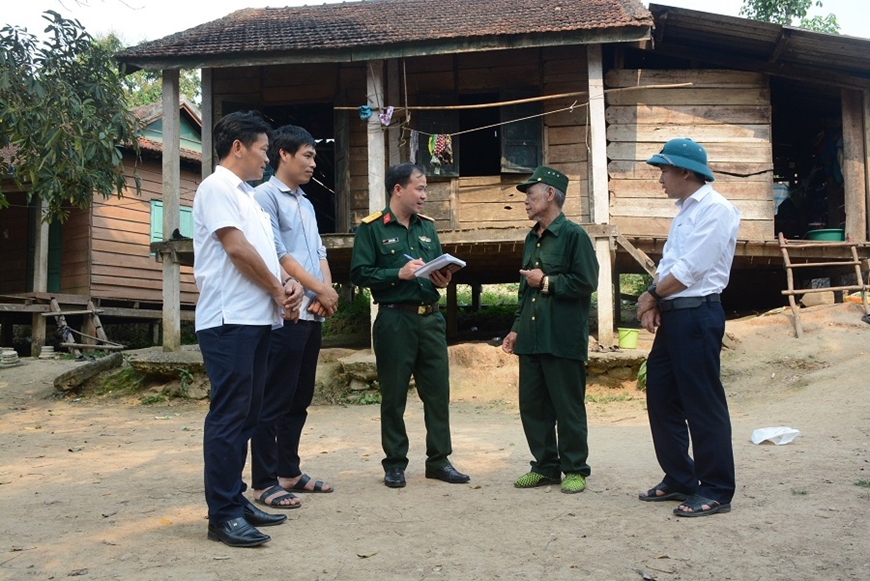 Phóng viên Báo Quân đội nhân dân khảo sát việc tiếp nhận thông tin của người dân bản Chuối, xã Lâm Hóa (Tuyên Hóa, Quảng Bình). 