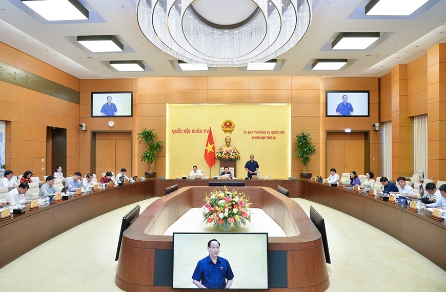  Phó chủ tịch Quốc hội Trần Quang Phương điều hành nội dung phiên họp. 