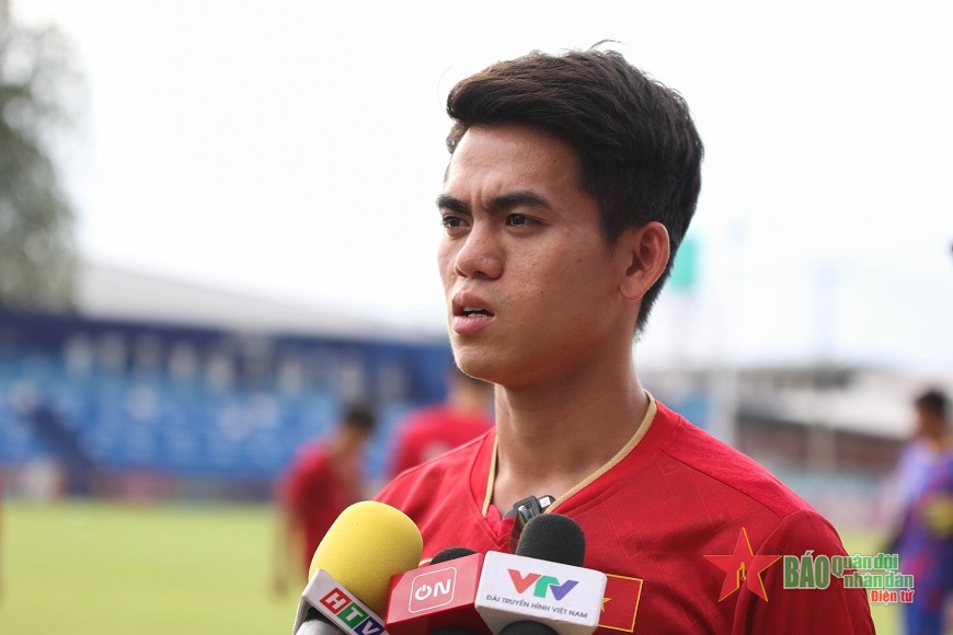 Văn Khang trả lời phỏng vấn trước cuộc so tài với tuyển U22 Thái Lan. Ảnh: Việt Nam