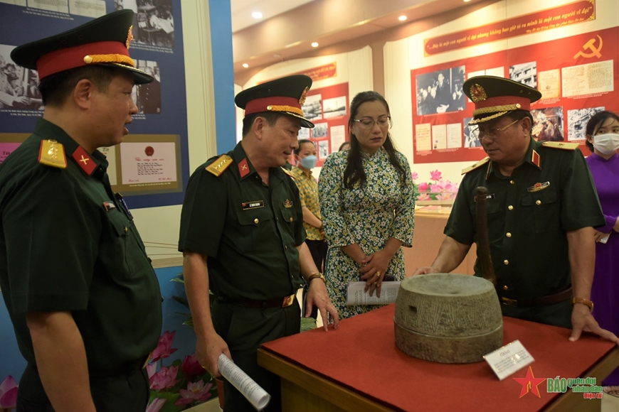 Lãnh đạo Quân khu 9 tham quan các hiện vật tại triển lãm. 