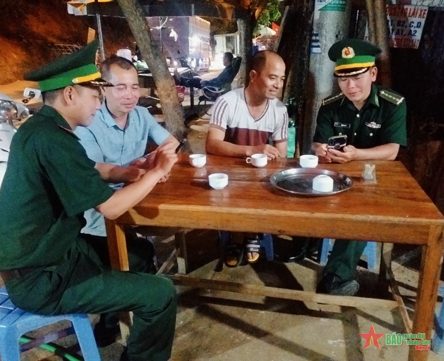 Cán bộ Đồn Biên phòng Chiềng On tuyên truyền, hướng dẫn người dân thực hiện nghiêm các quy tắc ứng xử khi tham gia mạng xã hội. Cán bộ Đồn Biên phòng Chiềng On tuyên truyền, hướng dẫn người dân thực hiện nghiêm các quy tắc ứng xử khi tham gia mạng xã hội.