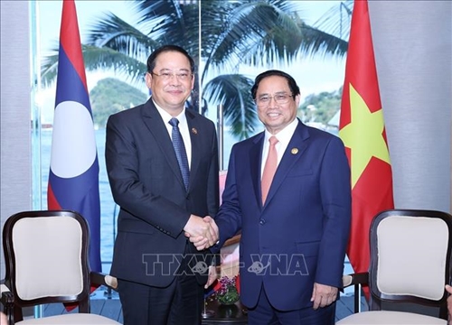 Hội nghị Cấp cao ASEAN lần thứ 42: Thủ tướng Phạm Minh Chính gặp Thủ tướng Lào Sonexay Siphandone