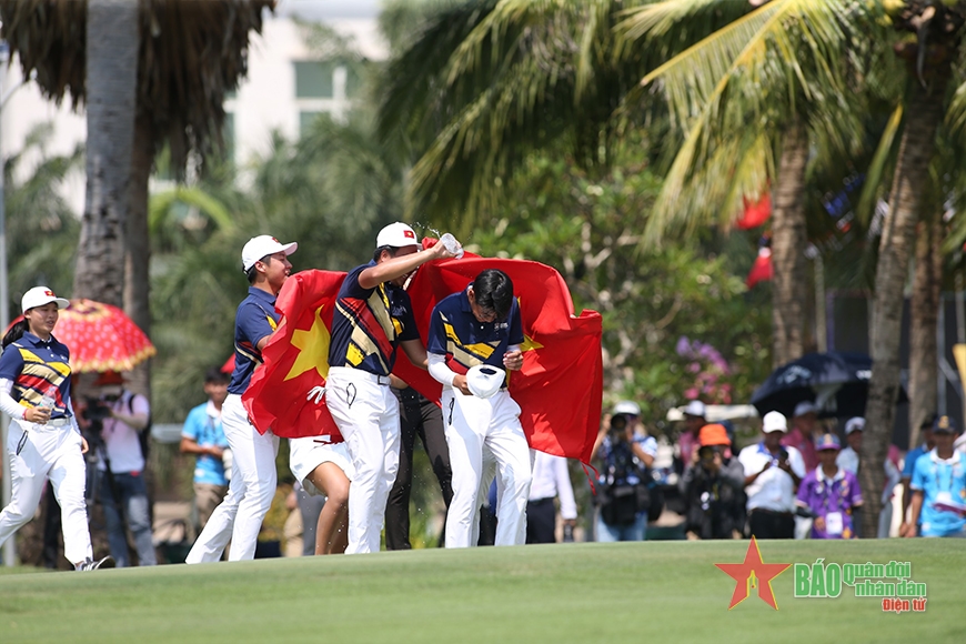 Đội tuyển Golf Việt Nam ăn mừng tấm HCV của Lê Khánh Hưng. Ảnh: VIỆT AN