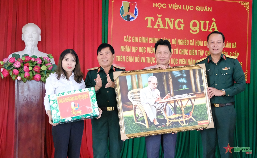 Học viện Lục quân trao tặng tranh Chủ tịch Hồ Chí Minh đến UBND xã Hoài Đức. 