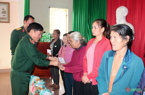 Học viện Lục quân tặng quà gia đình chính sách, hộ nghèo tại huyện Lâm Hà