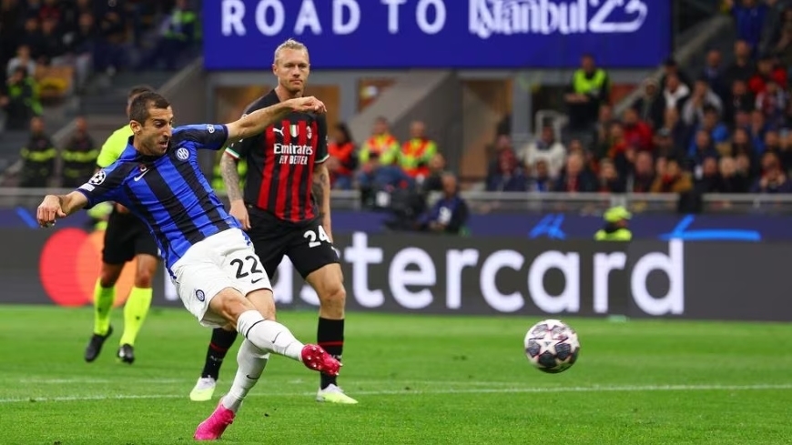 Mkhitaryan nâng tỷ số lên 2-0 cho Inter Milan. Anh có một lần dứt điểm trúng cột dọc. Ảnh: uefa.com 