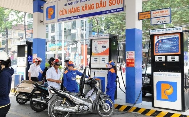 Từ 15 giờ chiều nay (11-5), giá xăng giảm tiếp, về mức 21.000 đồng/lít. Ảnh minh họa 