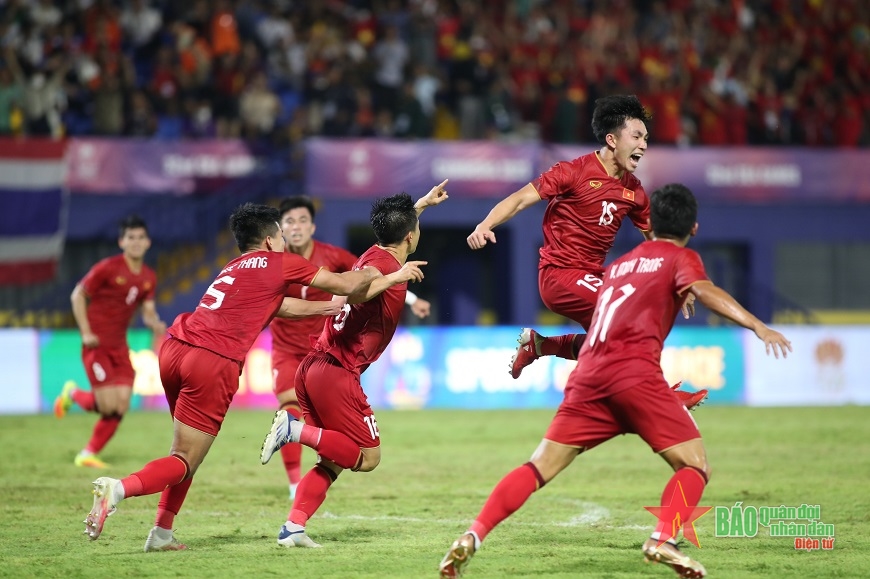 Nhật Nam cùng đồng đội ăn mừng bàn thắng san bằng tỷ số. Ảnh: Việt An 