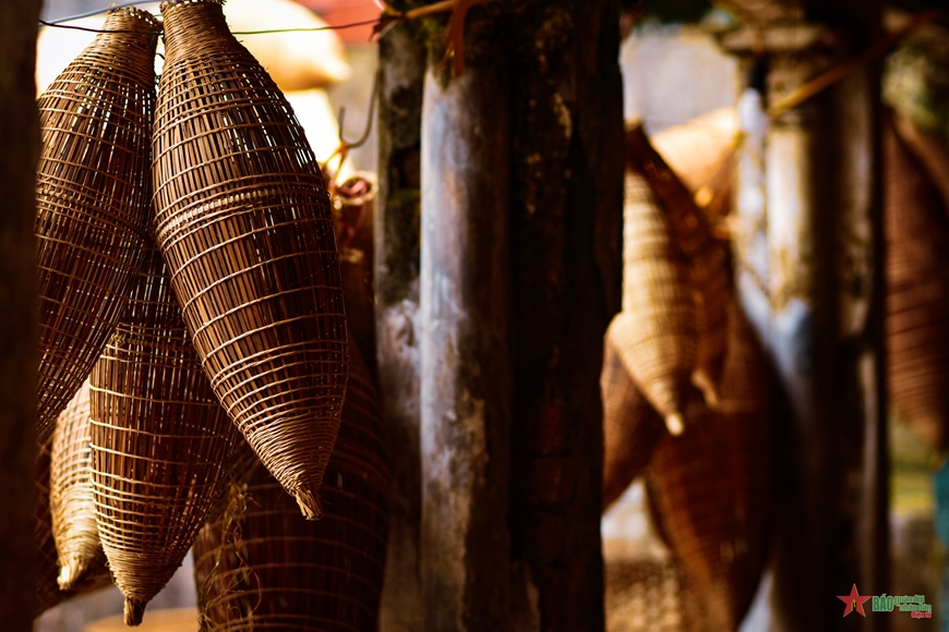 Đó là dụng cụ đánh bắt cá, tôm gắn liền với đời sống của người nông dân Việt Nam từ xa xưa. Ngoài đan đó, người dân làng Thủ Sỹ còn làm các dụng cụ mây tre đan như là đơm, lờ, dậm,.. 