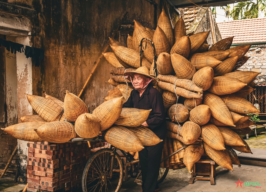 Cụ Bạc trên chiếc xe đạp thồ đó, đã theo cụ đi bán buôn qua các huyện, thành suốt những năm tháng ở cái thời kỳ chưa có nhiều phương tiện để đi lại, vận chuyển.