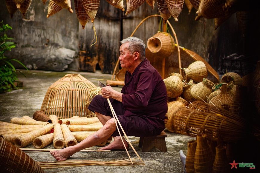 Cụ Lương Sơn Bạc đã ngoài tuổi bát tuần và có hơn 70 năm kinh nghiệm đan đó. Cho đến hiện tại, đây vẫn là nguồn thu nhập chính của cụ. 