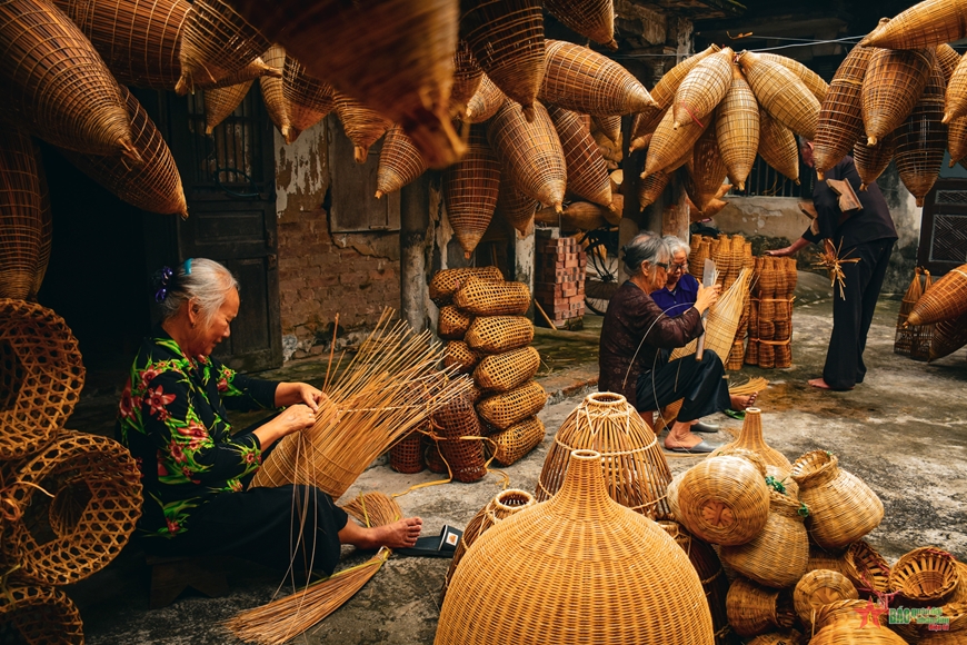 Các nghệ nhân ở làng cần mẫn giữ nghề truyền thống.  