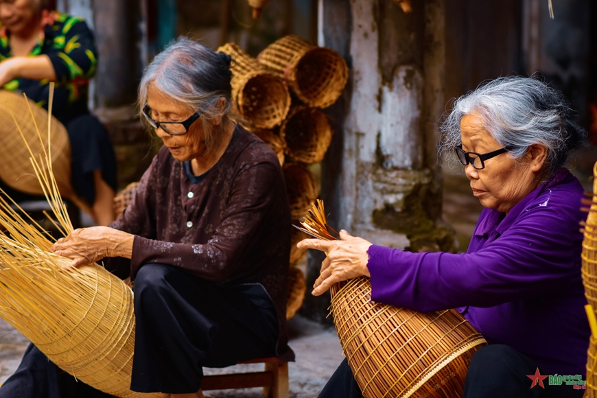 Đây không chỉ là công việc hằng ngày của những nghệ nhân mà đôi khi còn là cái “cớ” để những người tuổi xế chiều hàn huyên, tâm sự. 