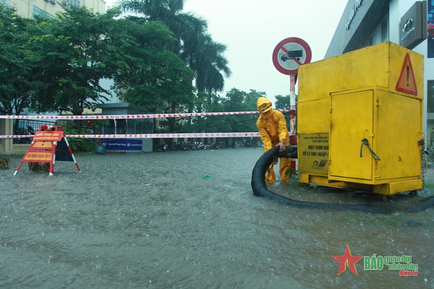 Xử lý úng ngập do mưa lớn trên đường Phạm Hùng, Hà Nội. 