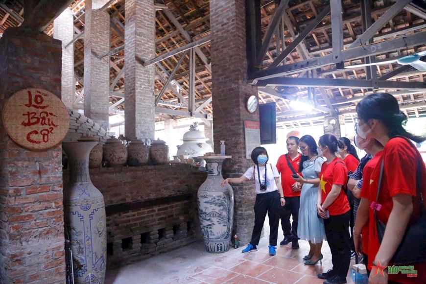 Du khách tham quan làng gốm Bát Tràng, huyện Gia Lâm.  