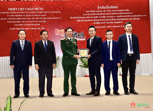 Thượng tướng Nguyễn Tân Cương thăm công ty Unitel