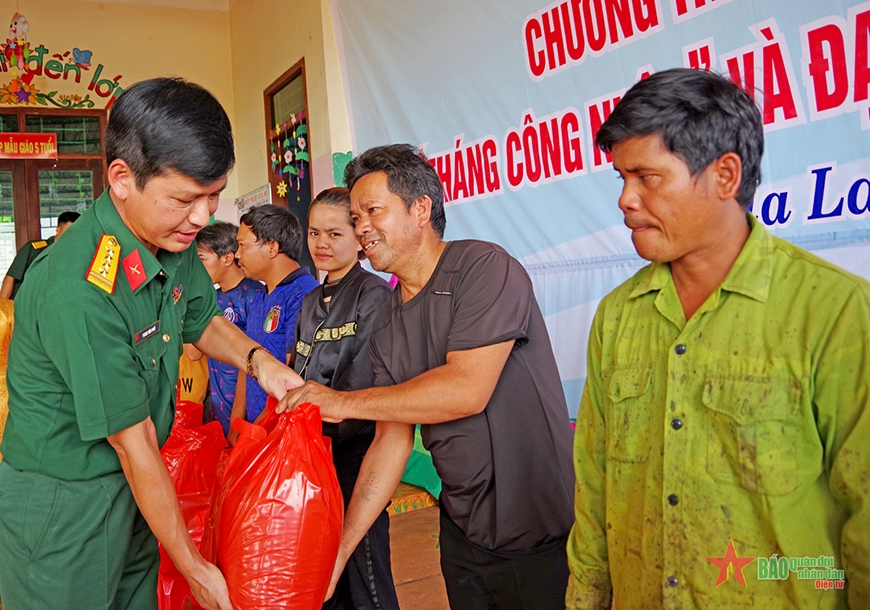   Đại tá Phan Văn Phú trao quà tặng công nhân, người lao động nhân dịp Tháng công nhân năm 2023. 