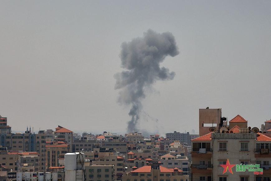 Khói bốc lên sau khi Israel tiến hành không kích ở Dải Gaza vào ngày 10-5. Ảnh: AFP  