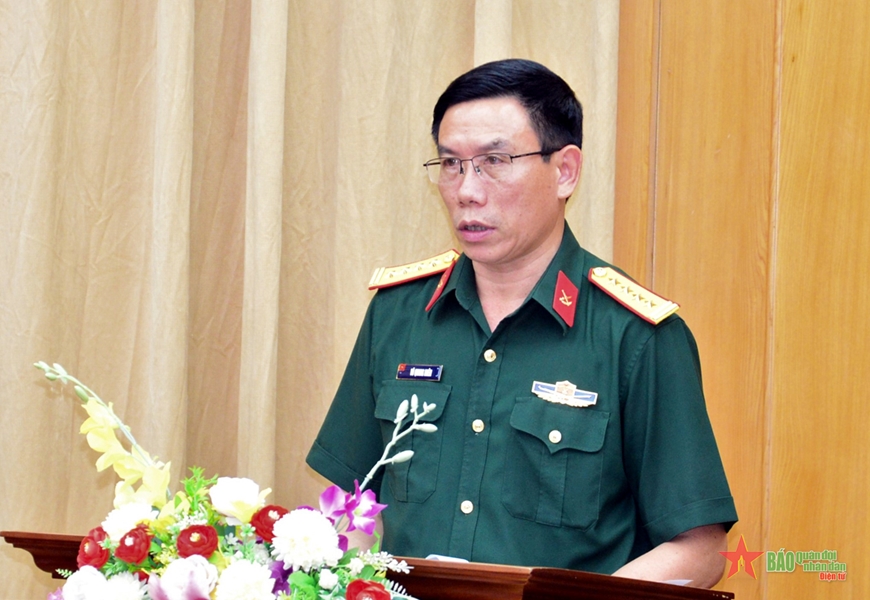  Đại tá Vũ Quang Miên, Phó tham mưu trưởng Tổng cục Hậu cần trình bày báo cáo kết quả phối hợp giữa hai đơn vị tại hội nghị.