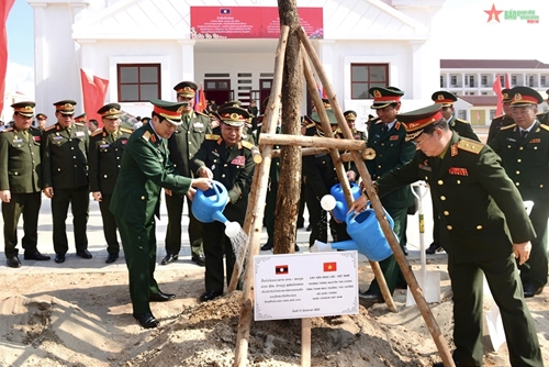 Thượng tướng Nguyễn Tân Cương dự lễ khánh thành công trình Trường Văn hóa dân tộc nội trú QĐND Lào